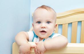 संकट अवधि: आपका बच्चा आठ महीने में क्या करने में सक्षम होना चाहिए