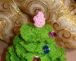 Árvore de Natal tricotada com apliques de crochê “Joaninha”