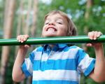 Kako naučiti otroka, da se dvigne na vodoravno palico?