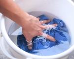 Kako oprati češnjev sok iz oblačil: improvizirane metode