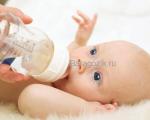 كم يجب أن يشرب الطفل: التوصيات والمعايير العمرية
