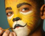 Tworzenie męskiego makijażu wampira na Halloween: przymierzanie wizerunku bladego przystojnego mężczyzny