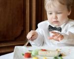 Apprendre à bébé à manger avec une cuillère