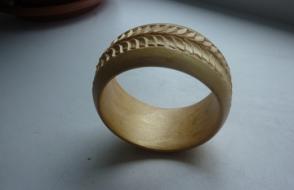 How can you make a wooden bracelet?