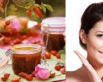 Utiliser l'huile de rose musquée pour le visage contre les rides - avis de femmes