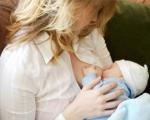 Erinnerung für eine stillende Mutter: Wie man ein Neugeborenes richtig mit Muttermilch ernährt