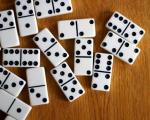 Domino spēļu galveno veidu noteikumi Kā zivis tiek skaitītas domino kauliņā