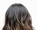 Hervorhebung auf schwarzem Haar: Strähnen färben, Foto