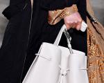 What to wear with a white bag in winter?