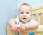 Periodo di crisi: cosa dovrebbe essere in grado di fare tuo figlio a otto mesi