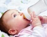 Kako razumeti, da otrok na eni dojki ne poje dovolj