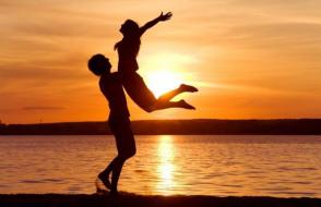 How do happy couples build relationships?