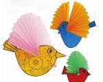 Objemové vtáky vyrobené z farebného papiera